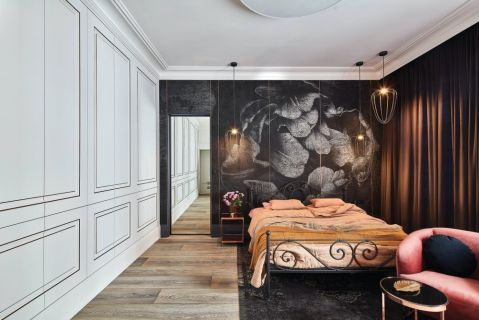 tapeta z motywem peonii na ścianie w sypialni