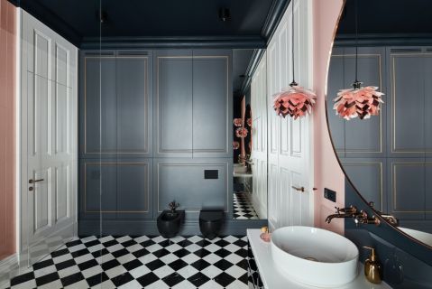 ciemne kolory ścian w łazience i szachownica na podłodze