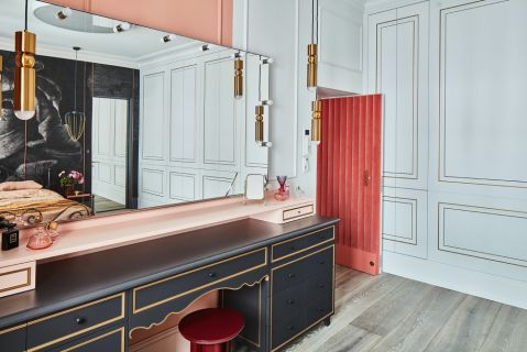 duża stylowa toaletka w sypialni