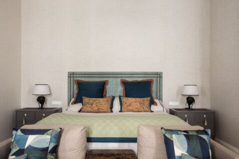 mieszkanie kolekcjonera sztuki sypialnia