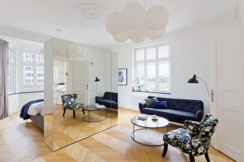 Za oknami perła nowoczesnej polskiej architektury, to i we wnętrzach musiało być nietuzinkowo. Pośrodku stanął