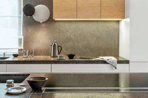 Praktycznie i przytulnie: podwarszawski dom w szarości, brązie i karmelu