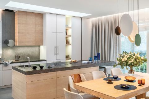 Praktycznie i przytulnie: podwarszawski dom w szarości, brązie i karmelu