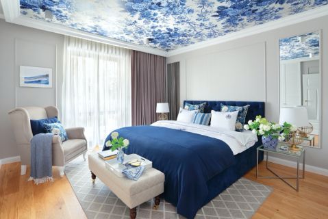 aranżacja sypialni z tapetą na suficie