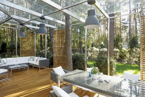Architektura i las: nowoczesny dom z 65-metrowym tarasem