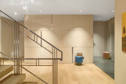 Praktycznie i przytulnie: podwarszawski dom w szarości, brązie i karmelu