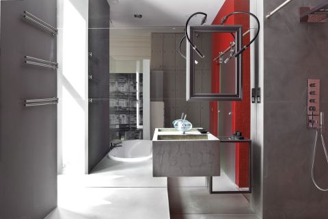 Bateria umywalkowa - Hansa, prysznicowa od Hansgrohee. Zabawne kinkiety Snake to marka Fabbian. Pod prysznicem