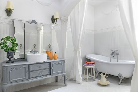 biała łazienka w stylu klasycznym
