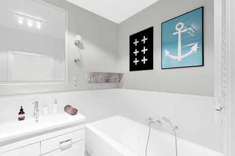 Biała łazienka z wąskiej klitki awansowała do roli salonu kąpielowego.