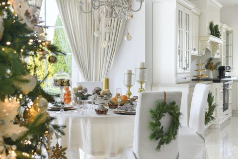 biała kuchnia z jadalnią udekorowane na święta