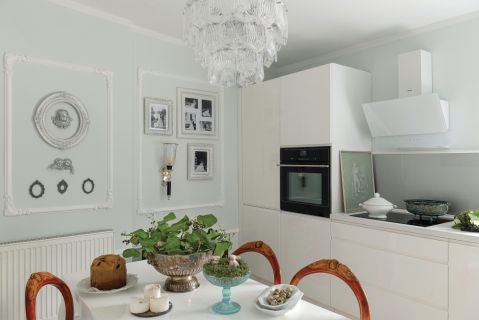 biała kuchnia nowoczesna z antykami