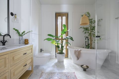 biała łazienka z wanną w stylu hamptons