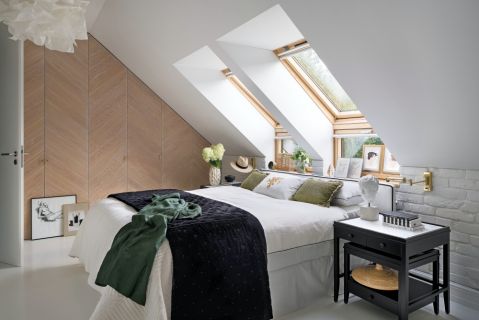 biała sypialnia z drewnem i z czarnymi dodatkami