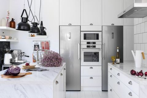 biała kuchnia zabudowana pod sufit