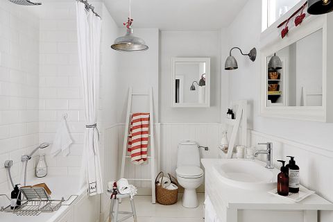 Białe mieszkanie na strychu urządzone w stylu skandynawskim.