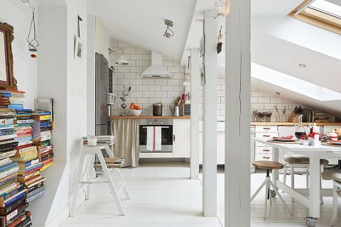 Białe mieszkanie na strychu urządzone w stylu skandynawskim.