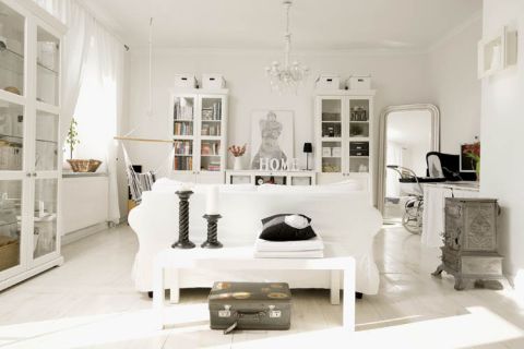 Biały salon zainspirowany paryskimi mieszkaniami.