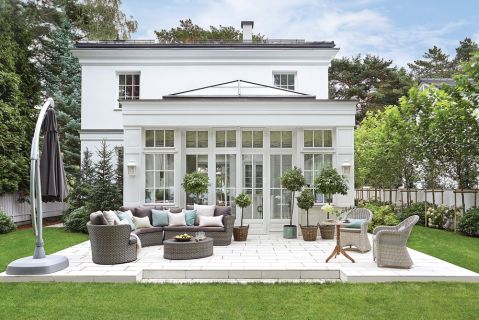 biały dom w stylu klasycznym