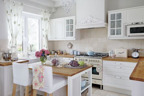 Biel i naturalne drewno. Francuska lekkość i angielskie ciepło