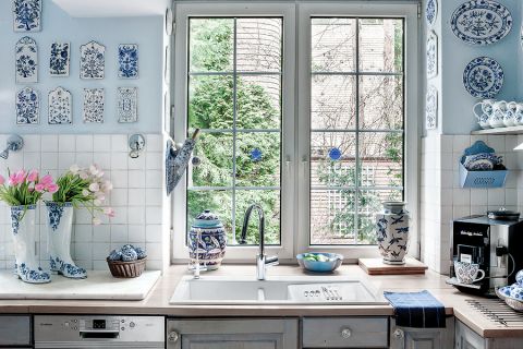 Całe wnętrze powstało z myślą o kolekcji niebieskich filiżanek i deseczek z wzorem cebulowym.