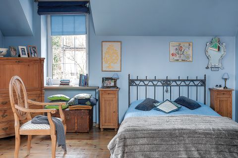 Całe wnętrze powstało z myślą o kolekcji niebieskich filiżanek i deseczek z wzorem cebulowym.