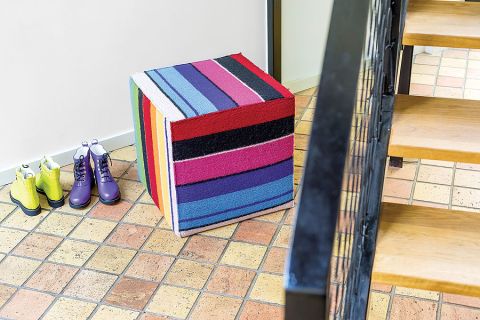 Ciekawa kolorowa pufa. Nowoczesny dom kryty gontem