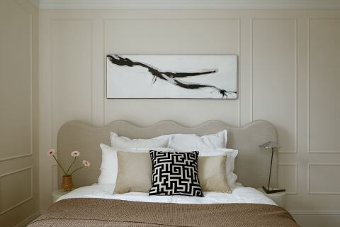 beżowa sypialnia z falowanym zagłówkiem