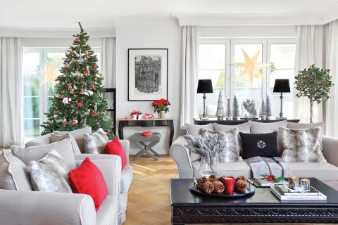 czerwono srebrny wystrój salonu na boże narodzenie