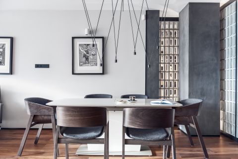 Część jadalni została wydzielona tak, aby była sercem salonu, jej najważniejszy charakter akcentuje nowoczesna lampa