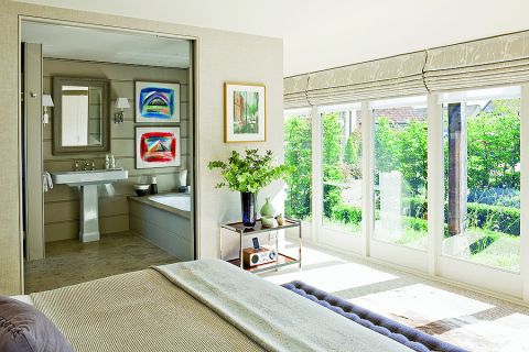 Dla Davida najcenniejszy w tym domu jest widok za oknem. Nawet nad wanną zaprojektował podłużny lufcik, aby patrzeć na