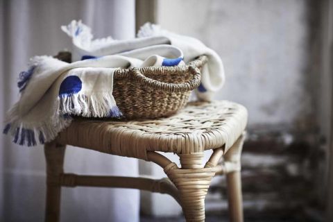 Leciutkie rattanowe fotele i ławki, kosze uplecione z morskich traw, lniana pościel w kolorze indygo,