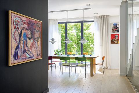 Dom jest z ducha skandynawski, choć trafiają się i egzotyczne akcenty.