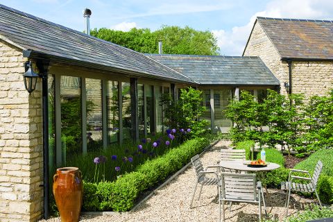 Dom ma dużo przeszkleń. Rezydencja w stajni