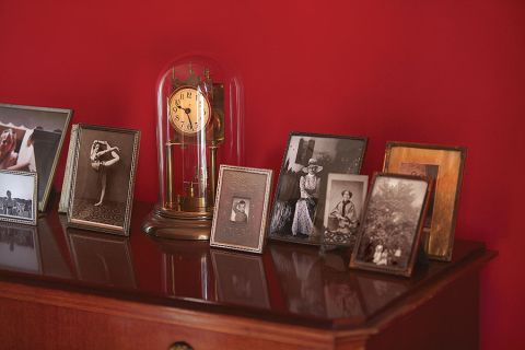 Dom wypełniają stare meble, pamiątki rodzinne, sztuka.