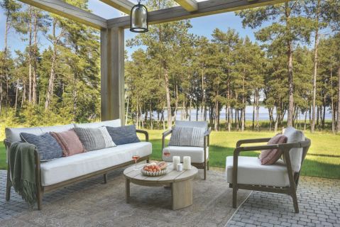 taras w domu nad jeziorem