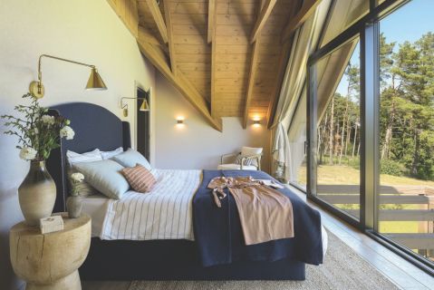 sypialnia z widokiem na jezioro