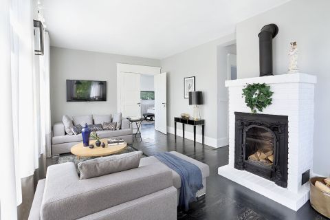 Matkę Boską z biszkoptowej porcelany (na kominku) i lampę na kryształowej nóżce (na konsoli od Bed Breakfast) Kasia