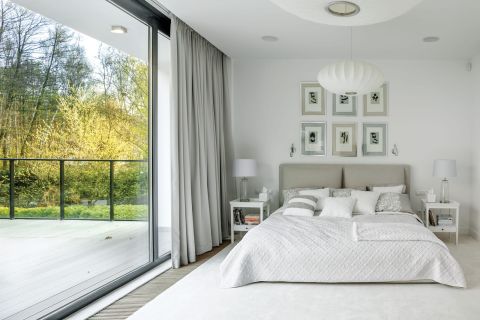 Szum drzew i wiatru jest cudowny, ale można też posłuchać muzyki z ukrytych w suficie głośników. Nad łóżkiem wiszą