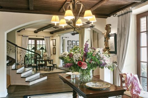 Dom pod Warszawą: prosty, sielski, subtelnie elegancki