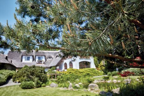 Dom z mnóstwem PRZYTULNYCH ZAKAMARKÓW, położony w otoczeniu lasu i ogrodu, daje wrażenie nieustających wakacji.