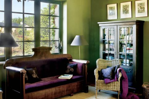 Efektowna bakłażanowa kanapa w kąciku wypoczynkowym jest równie niewygodna jak krzesła zrobione ponoć kiedyś przez