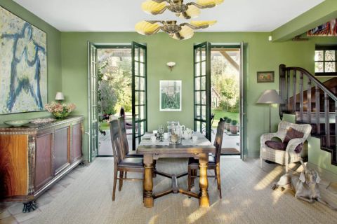 Ocieplaja go przydymione barwy i ogromny dywan z agawy , tkany w jodełkę, który wygląda jak stara tweedowa marynarka.