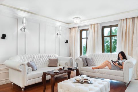 Duże okna wpuszczają do środka mnóstwo światła.