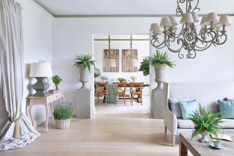 Duże szare wazony i fotele - z Belldeco małe wazy na paprotki z Mokobelle.