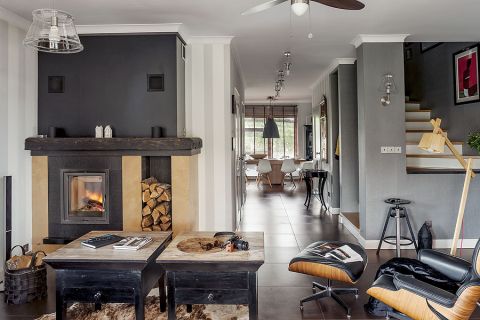 Duży kominek z przepiękną belką ze starej stodoły.