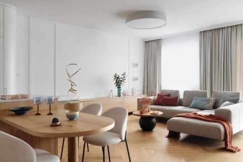 eleganckie mieszkanie z błękitnymi drzwiami