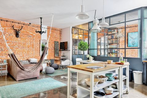 Fabryczne lampy, kryształowy żyrandol, plastikowe poroże i francuska konsolka. Wszystko gra!