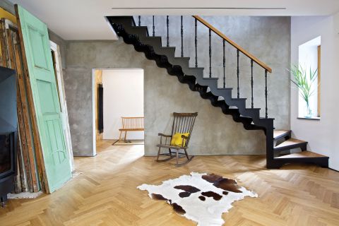 Dom zagadka – wnętrze z parkietem na ścianie