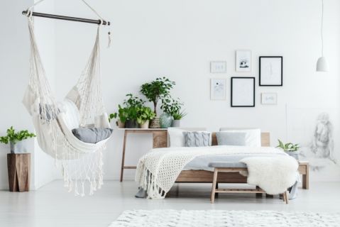 fotel wiszący w sypialni w stylu skandynawskim