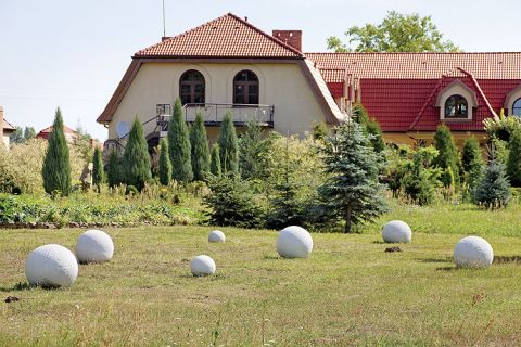Gospodarze wymarzyli sobie takie miejsce, wymyślili raj. Żeby było nad wodą, żeby to była wieś lipą pachnąca.